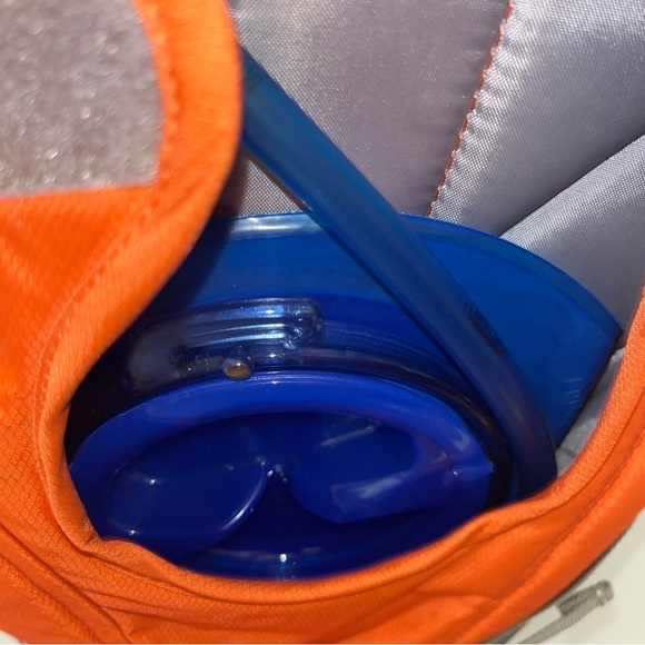 CamelBak Adult Rouge Hiking Camping Hydration Backpack 2 Liter Water Bladder - Picture 3 of 3